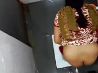 دختر نوجوان ریز بند می شود و داستانهایسکسیجدید روی کاناپه فاک می شود