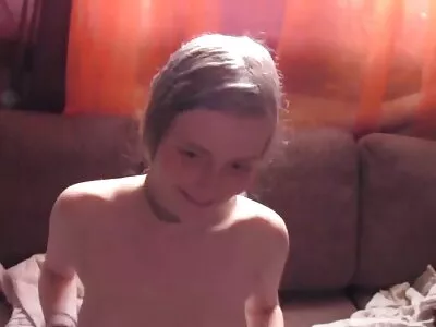 بلوند با سینه کامل ، در حال  انجام یک معلق خوب به سبک POV است