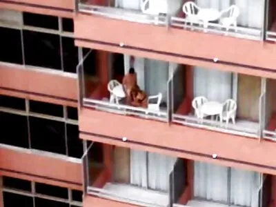 خانم سبزه با سینه های آبدار  در ورزشگاه عجیب و غریب می شود