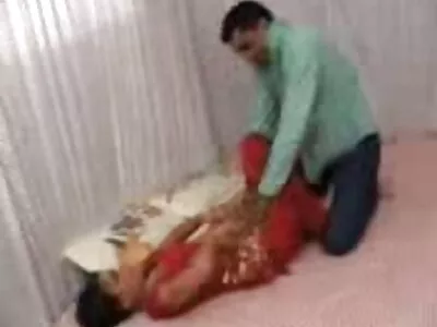 سبزه ، دوست داستان سکسی باحال جدید پسر بچه اش را در آشپزخانه لمس می کند و لیس می زند