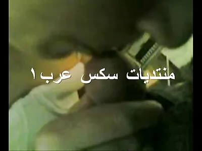 MILF با ظاهر طبیعی روی زانو  افتاده و مایل است رضایت داشته باشد