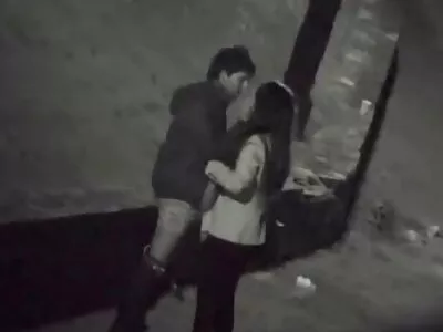 برادر خواهر ناپدری خود را به یک عصر دلپذیر تبدیل می کند.