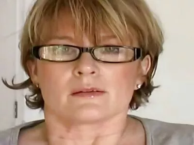 نوجوان سبزه bimbo در دکوراسیون داخلی داستان سکسی خفن جدید کمک می گیرد
