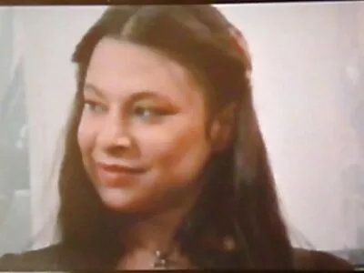 Brunette  MILF از دادن یک دست به یک پسر لذت می برد و یک عکس خلاصه می گیرد
