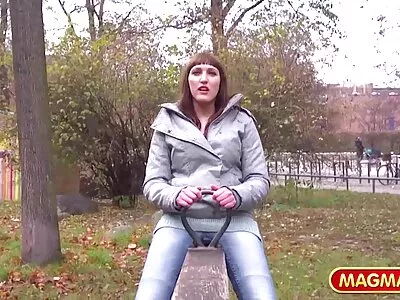 MILF هوس داستانسکس جدید انگیز گرم است و با خوشحالی بچه تحویل را لعنت می کند
