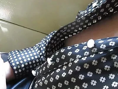 او  دو دست و پاهایش را لمس کرد و می خواهد با بچه گربه اش آزمایش کند