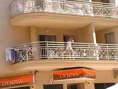 ستاره پورنو پوست رنگ پریده که روی آلت خواندن داستان سکسی جدید تناسلی سیاه عالی سوار است