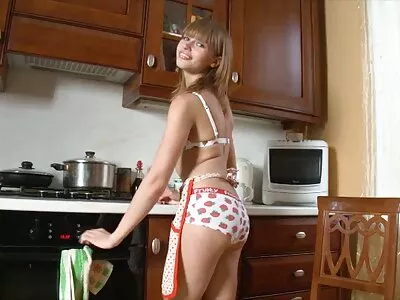 HILNY MILF در صحنه لزبین بین نژادی نوزاد کوچک ریز سیاه را اغوا می داستان سکس گروهی جدید کند