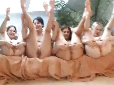 جوجه سکس جدید داستانی آبنوس و Latina MILF در حال خروس سفید هستند