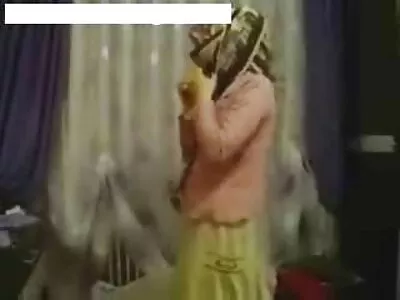 سبزه سکسی گربه مویی داستان سکس با خواهر جدید اش را سرویس می کند
