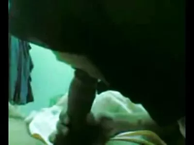 Busty MILF تجربه تجربه روی مبل را با دختر داستان سکسی جدید قشنگ خوانده نازک خود دارد