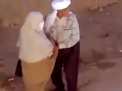 یک جوانه بسیار خوش شانس دو جوجه شگفت انگیز داغ را می زند داستان سکسی جالب و جدید