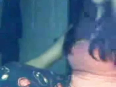 دختر برنزه با الاغی  بزرگ مردانه جلوی دوربین می رود