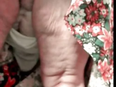 MILF در شلوارهای گل دار و دانلود فیلم سکسی داستانی جدید بنفش ، دیک جالب مربی را می دمد