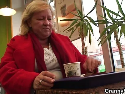 نوزاد سبزه مجارستانی یک نوار خروس داستان سکسی با زن عمو جدید را می کشد و می مکد